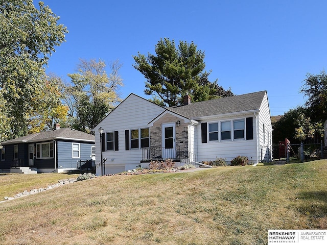 ranch-style house featuring a front yard