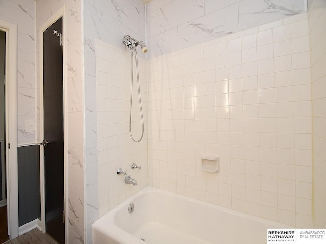 bathroom with tiled shower / bath