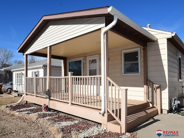 view of front of property featuring covered porch