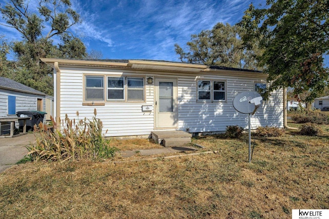 view of front of house featuring a front yard