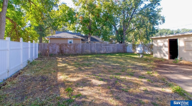 view of yard featuring a shed