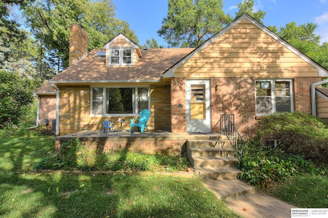 view of front of house with a front lawn