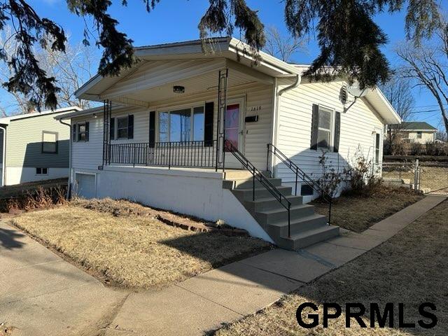 view of front of property featuring covered porch