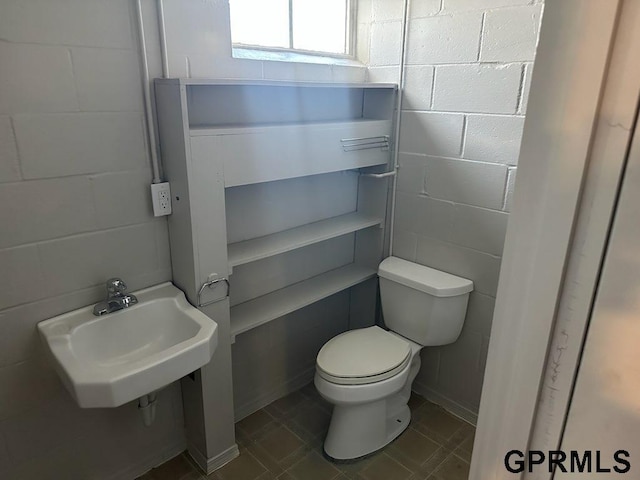 bathroom featuring toilet and sink