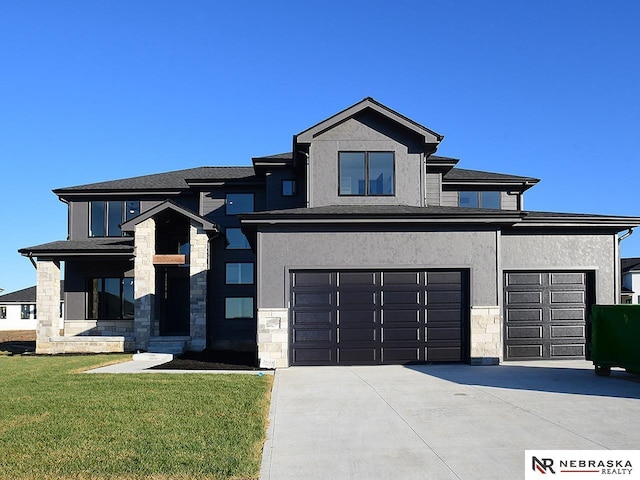 view of front of property featuring a front lawn and a garage