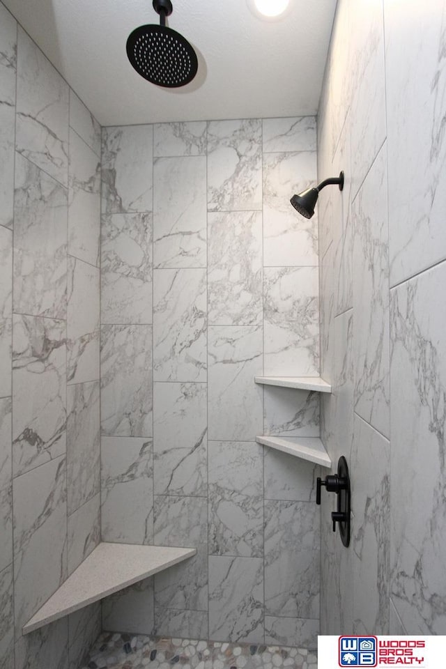 bathroom featuring tiled shower