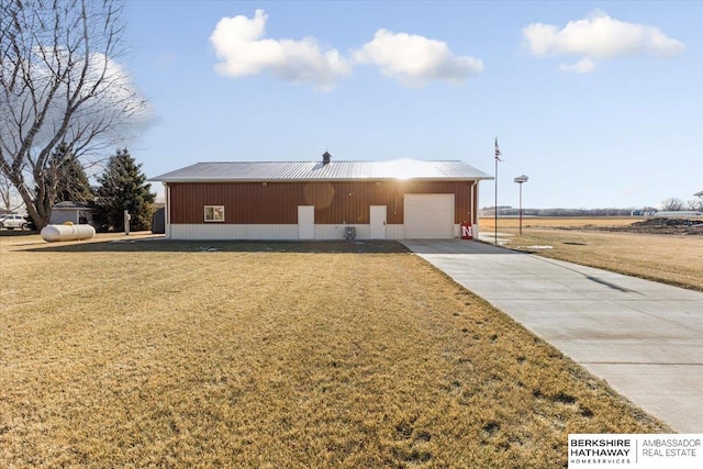 view of front of house with a front yard