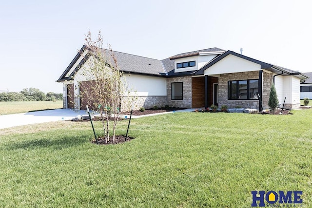 view of front of property featuring a front lawn