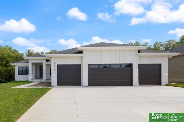 view of front of house featuring a front yard and a garage