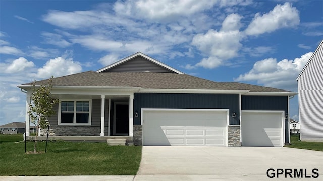 view of front facade featuring a garage and a front yard