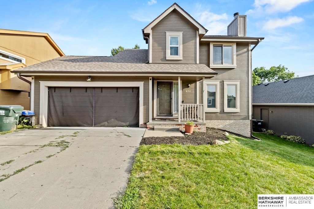 view of front facade featuring a front lawn and a garage