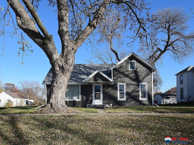 view of front of property with a front yard