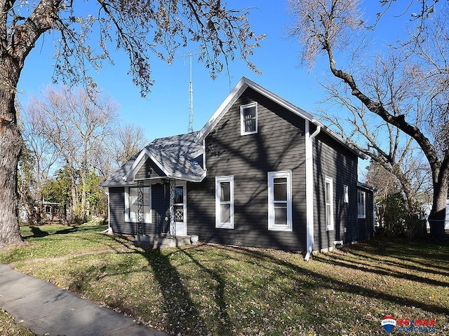 view of front of property featuring a front yard