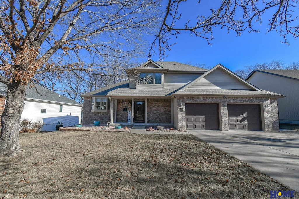 view of front of property featuring a garage