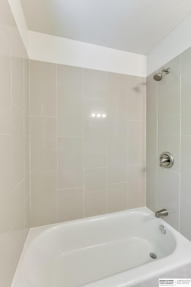 bathroom featuring tiled shower / bath