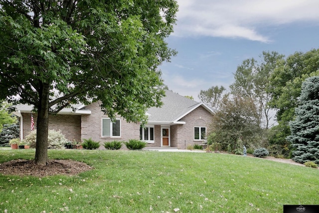 view of front of home featuring a front yard