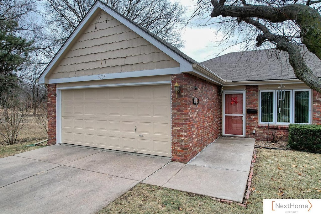 view of front facade featuring a garage