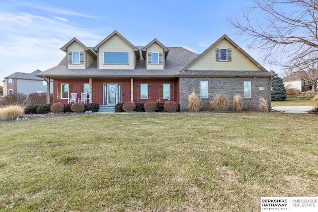 view of front of home featuring a front yard