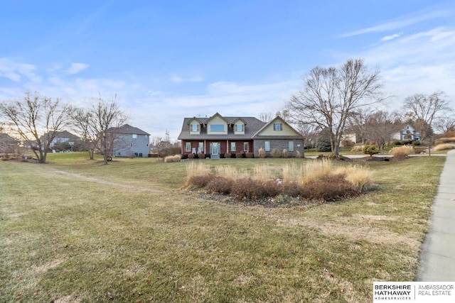 view of front of property featuring a front yard