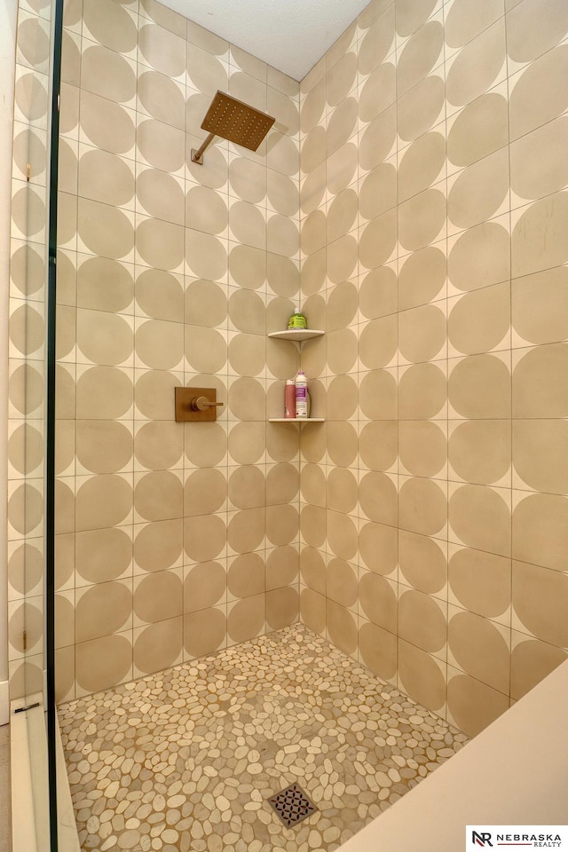 bathroom featuring a tile shower