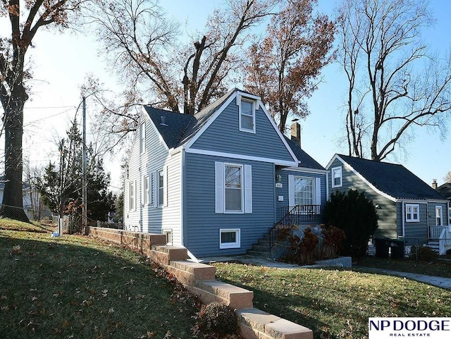 view of front of house featuring a front lawn