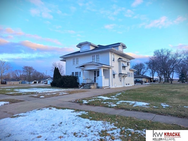 view of front of house featuring a yard