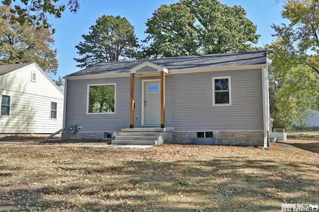 view of front facade featuring a front lawn