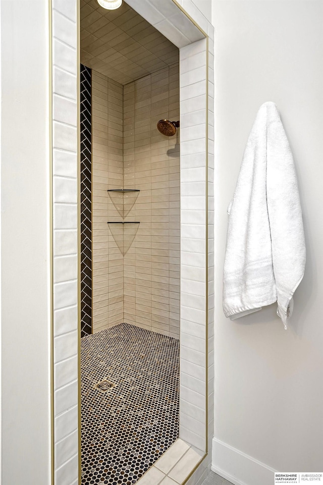 bathroom featuring tiled shower