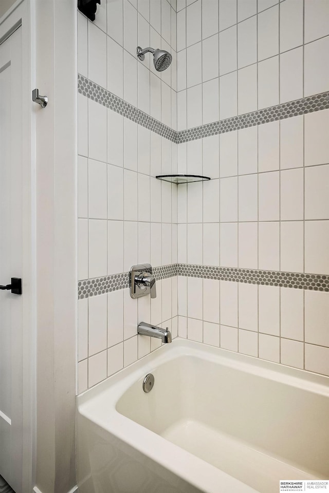 bathroom featuring tiled shower / bath combo