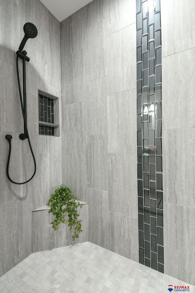 bathroom featuring a tile shower