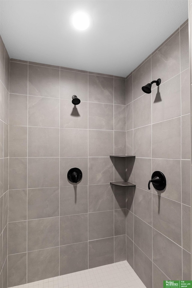 bathroom featuring tiled shower