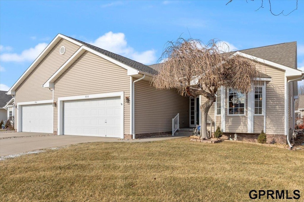 view of front of house featuring a garage and a front yard