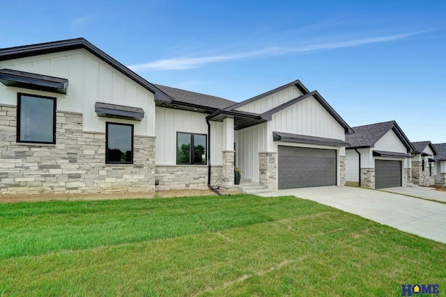 view of front facade featuring a garage and a front yard