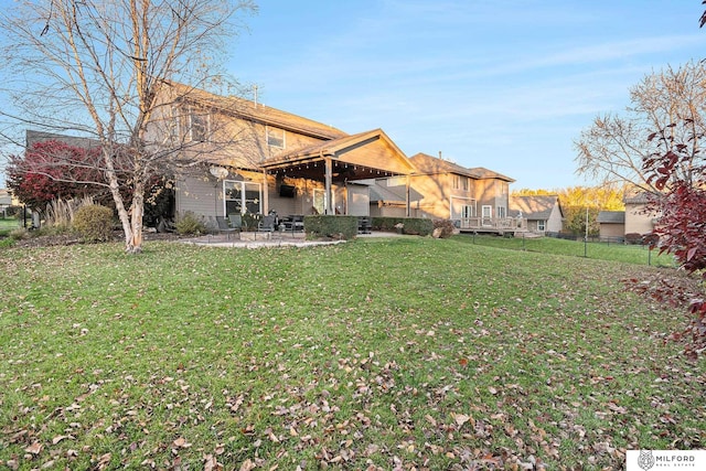 view of yard featuring a patio area