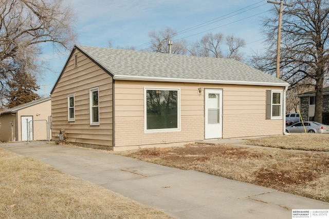 view of front of house featuring a front lawn