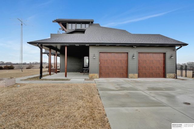 view of front facade featuring a garage and a front yard