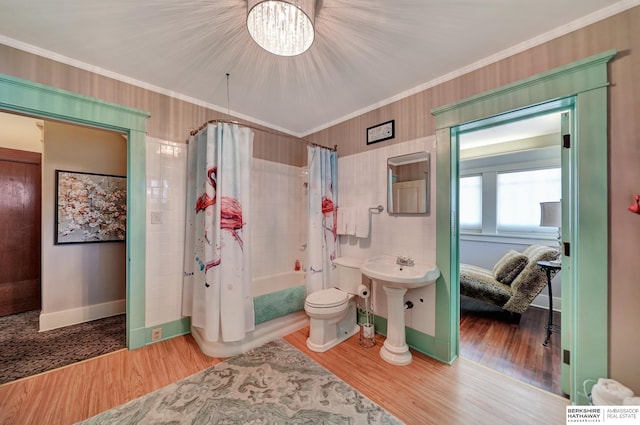 bathroom featuring crown molding, shower / bath combo, a notable chandelier, wood-type flooring, and toilet