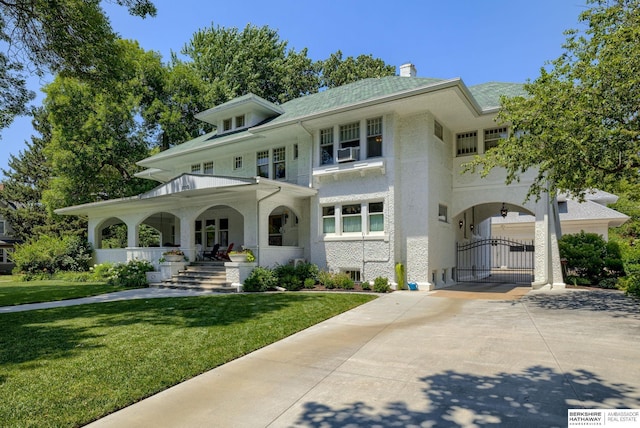 view of front of house featuring a front lawn