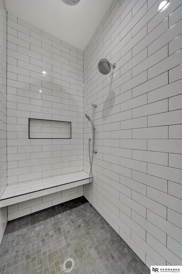 bathroom featuring a tile shower