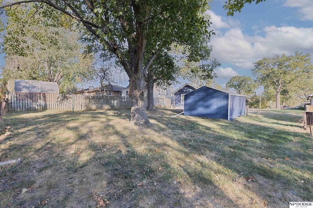 view of yard featuring an outbuilding