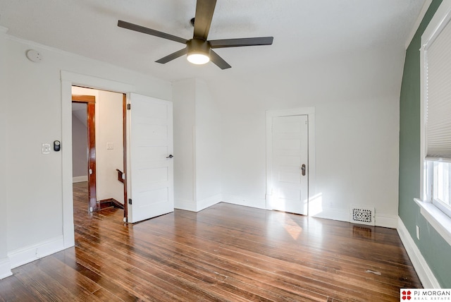 empty room with dark wood-type flooring and ceiling fan