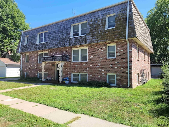 view of front of home featuring a front lawn