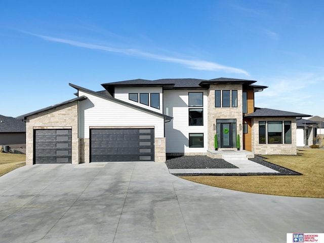 view of front facade featuring a garage and a front lawn