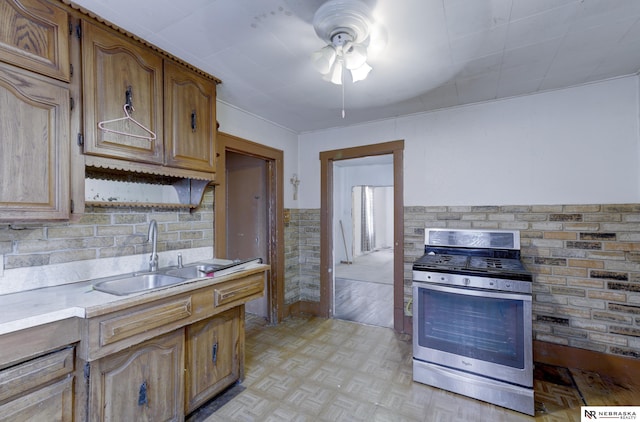 kitchen with ceiling fan, sink, and gas stove