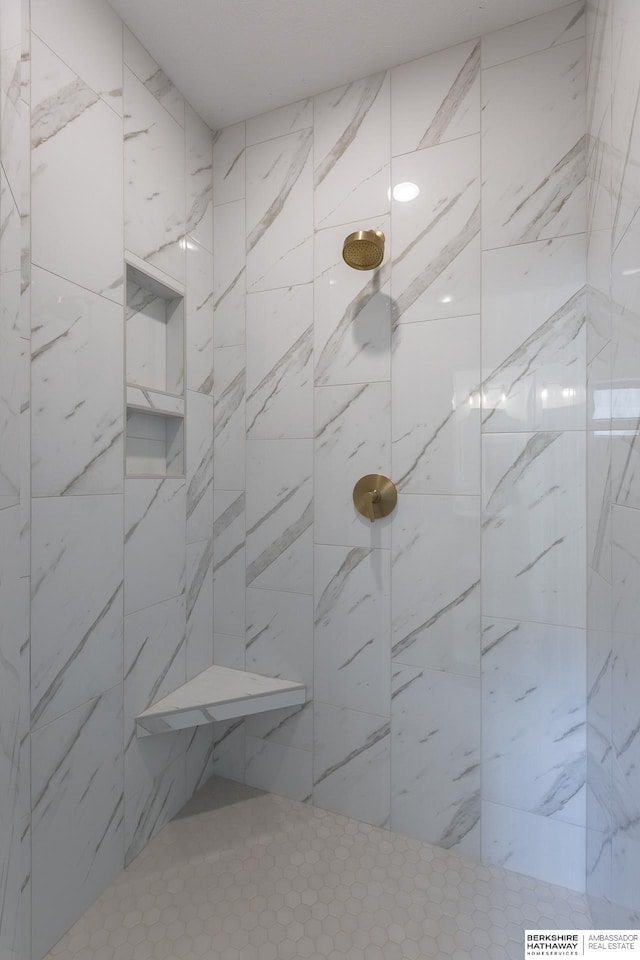 bathroom featuring a tile shower