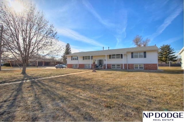 view of front facade featuring a front lawn