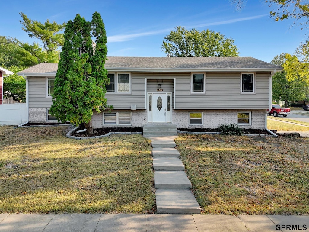 split foyer home featuring a front yard