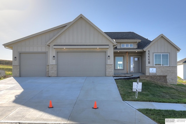 view of front of house featuring a garage and a front yard