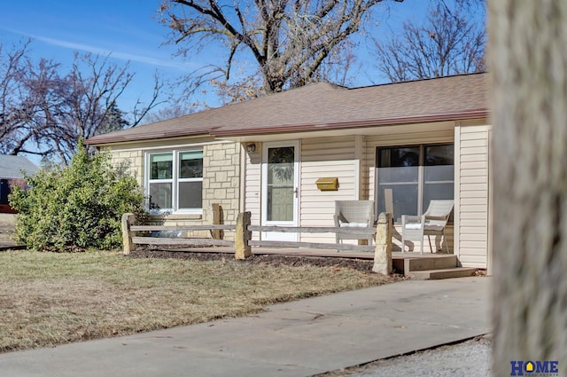 view of front facade featuring covered porch and a front lawn