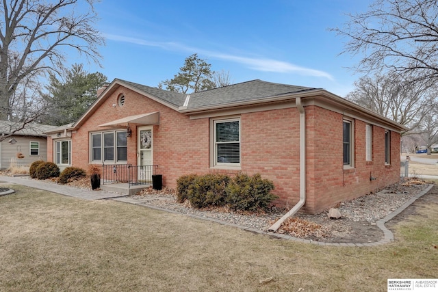 view of front of property with a front yard